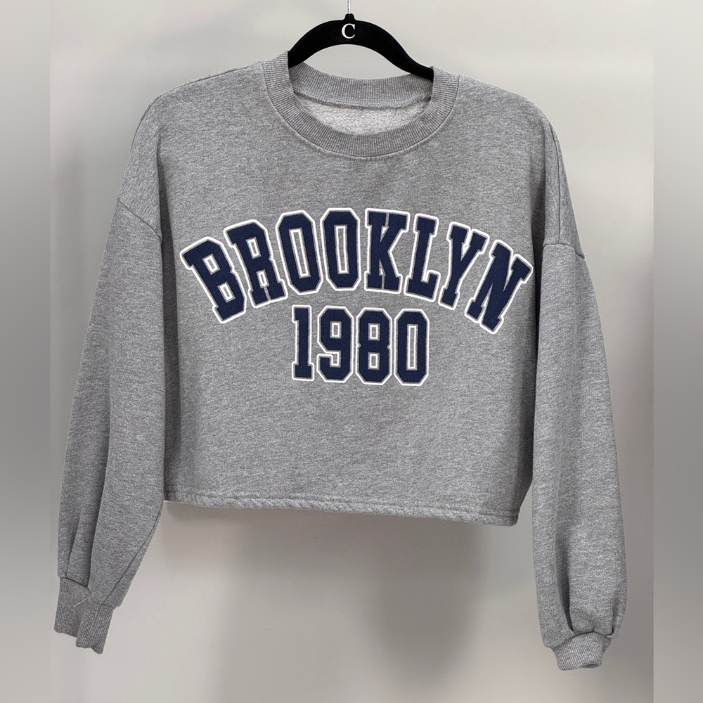 H&M Gray Boxy Crop Sweatshirt with Long Sleeves